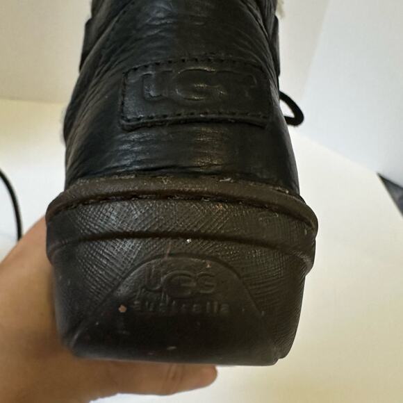 UGG Caspia Ankle Boots Black Leather size US 8 Sheepskin lined - Picture 8 of 14
